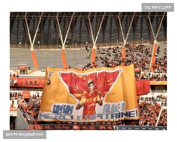 场边花絮：布雷斯特主场球迷展示巨型TIFO，声援遭遇重伤的队长